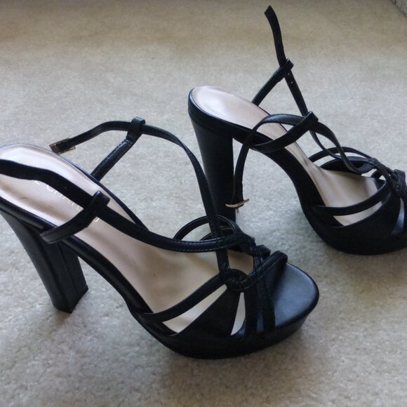 LE CHATEAU black strappy chunky platform heels - Picture 5 of 9